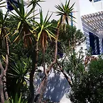 ニコス スタジオズ&アパートメンツ